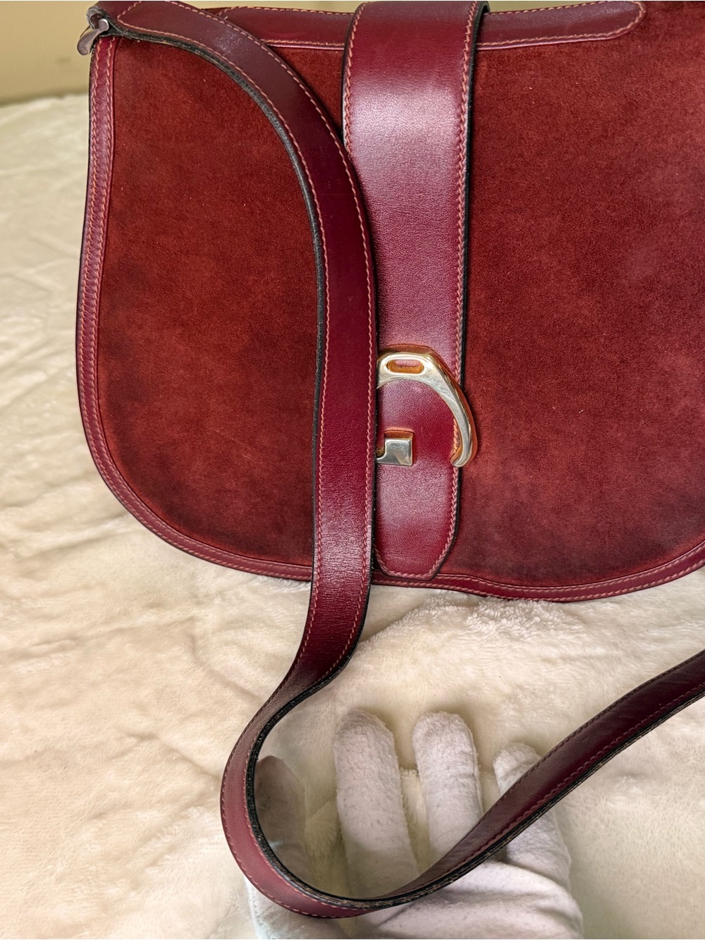 Gucci vintage Burgundy Suede Saddle Shoulder Bag with Gold Hardware - Picture 16 of 16